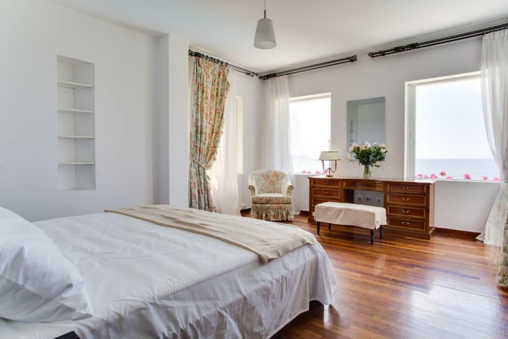 Beautiful, Private Villa By The Sea Agia Marina  Eksteriør billede